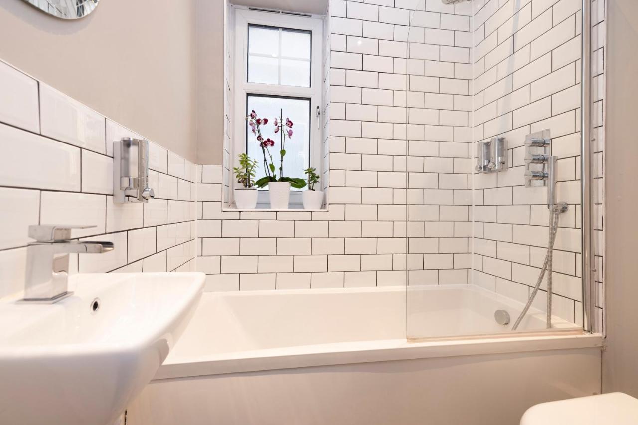 Stylish George Street Apartment Peebles Bagian luar foto
